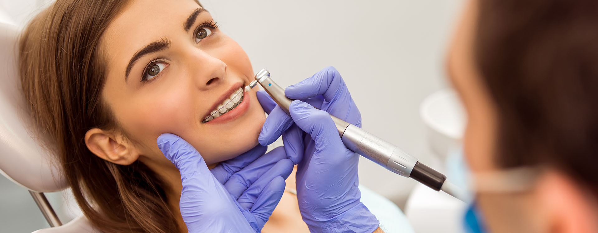 Clínica Dental Andrea Compte, tu Centro Odontológico especializado. Ortodoncia en Benicarló. Paciente haciéndose una revisión de los aparatos en la clínica dental.