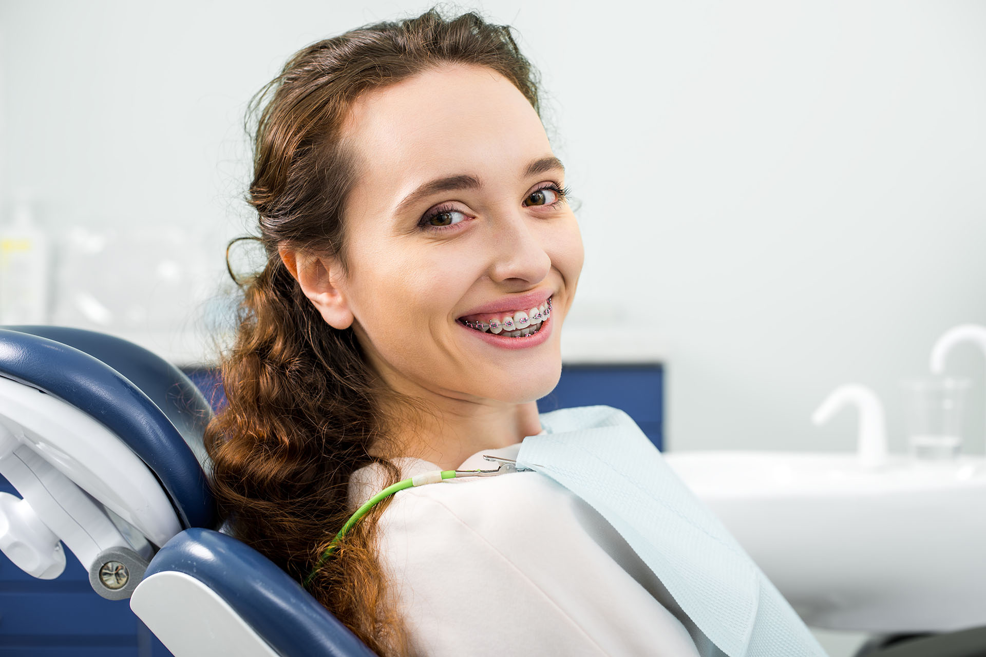 Clínica Dental Andrea Compte, tu Centro Odontológico especializado. Ortodoncia en Benicarló. Paciente realizándose un examen de los aparatos ortopédicos en la clínica dental.