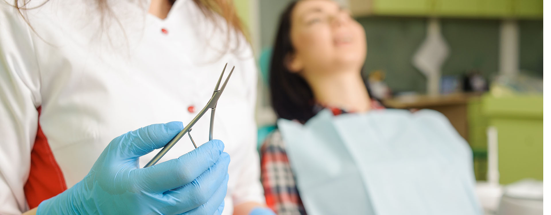 Clínica Dental Andrea Compte, tu Centro Odontológico especializado. Ortodoncia en Cervera del Maestre. Dentista realizando un tratamiento ortodóntico.