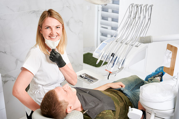 Clínica Dental Andrea Compte, tu Centro Odontológico especializado. Ortodoncia en Cervera del Maestre. Paciente recibiendo tratamiento de ortodoncia en el consultorio dental.