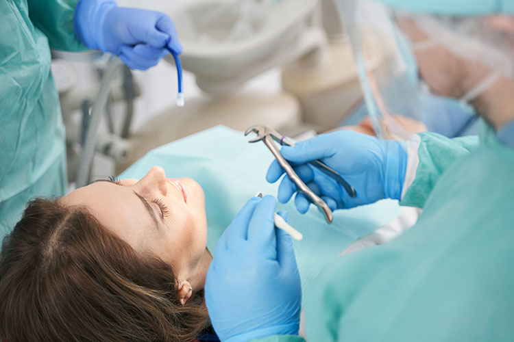 Clínica Dental Andrea Compte, tu Centro Odontológico especializado. Ortodoncia en Cervera del Maestre. Paciente que recibe tratamiento de ortodoncia en clínica dental.