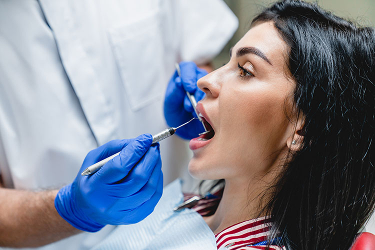 Clínica Dental Andrea Compte, tu Centro Odontológico especializado. Ortodoncia en Sant Jordi. Ortodoncista examinando la cavidad bucal.