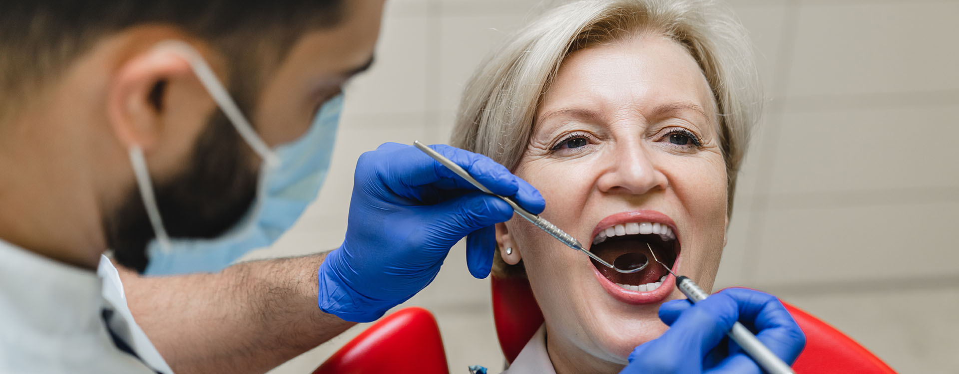 Clínica Dental Andrea Compte, tu Centro Odontológico especializado. Ortodoncia en Santa Magdalena. Dentista revisando la ortodoncia de la paciente.