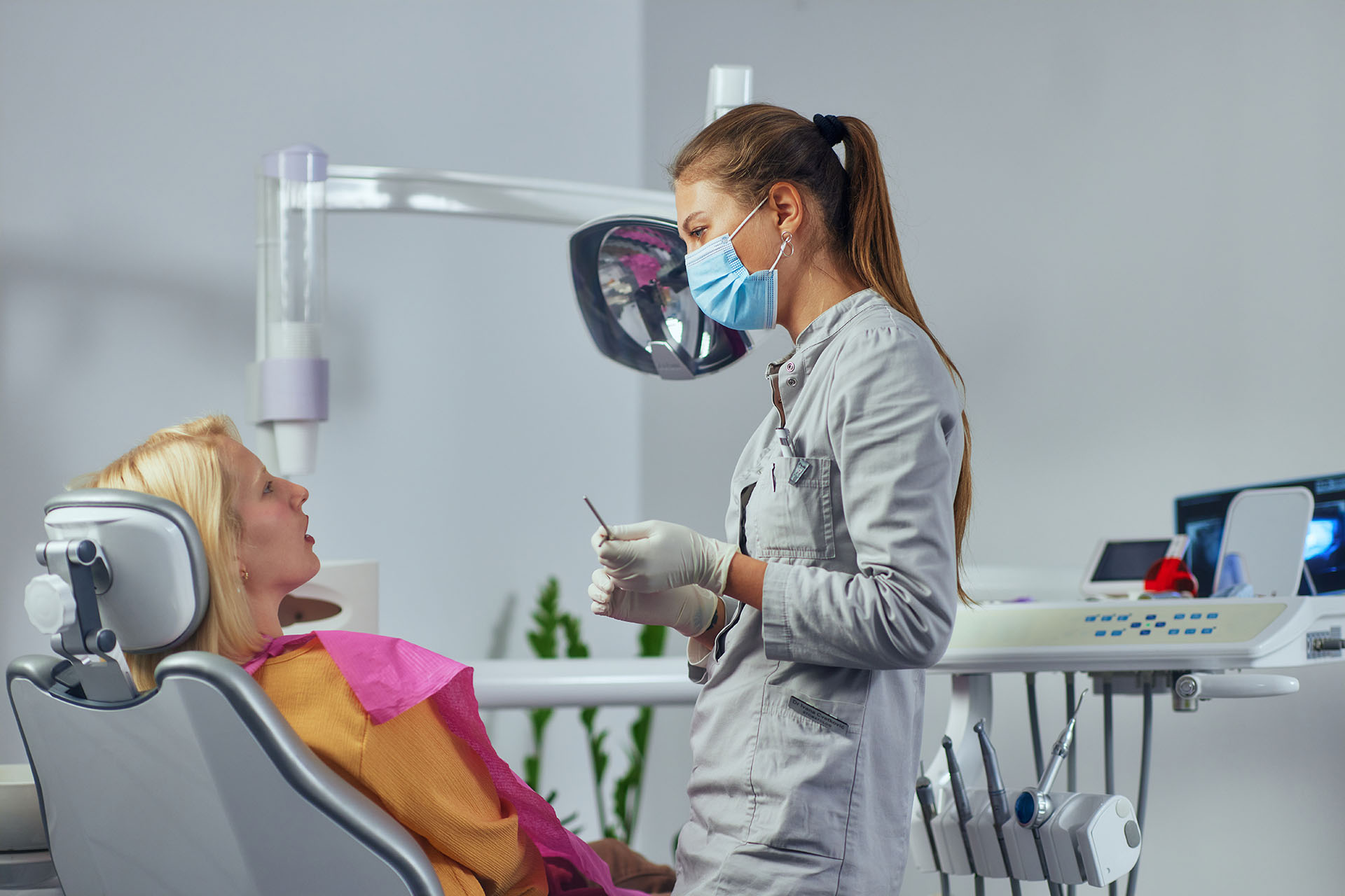 Clínica Dental Andrea Compte, tu Centro Odontológico especializado. Ortodoncia en Traiguera. Dentista y paciente conversando en la clínica dental.