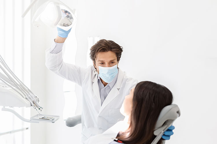 Clínica Dental Andrea Compte, tu Centro Odontológico especializado. Ortodoncia en Vinaròs. Dentista escuchando atentamente a una paciente.