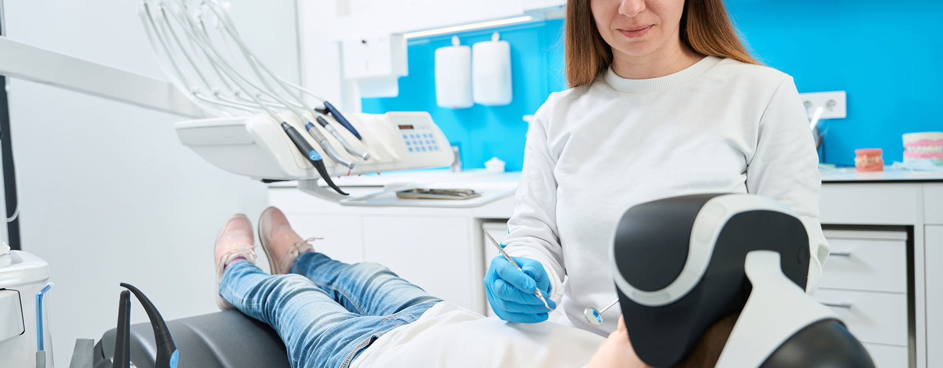 Clínica Dental Andrea Compte, tu Centro Odontológico especializado. Odontopediatría en Sant Jordi. Dentista pediátrico atendiendo a la pequeña paciente con los instrumentos dentistas.