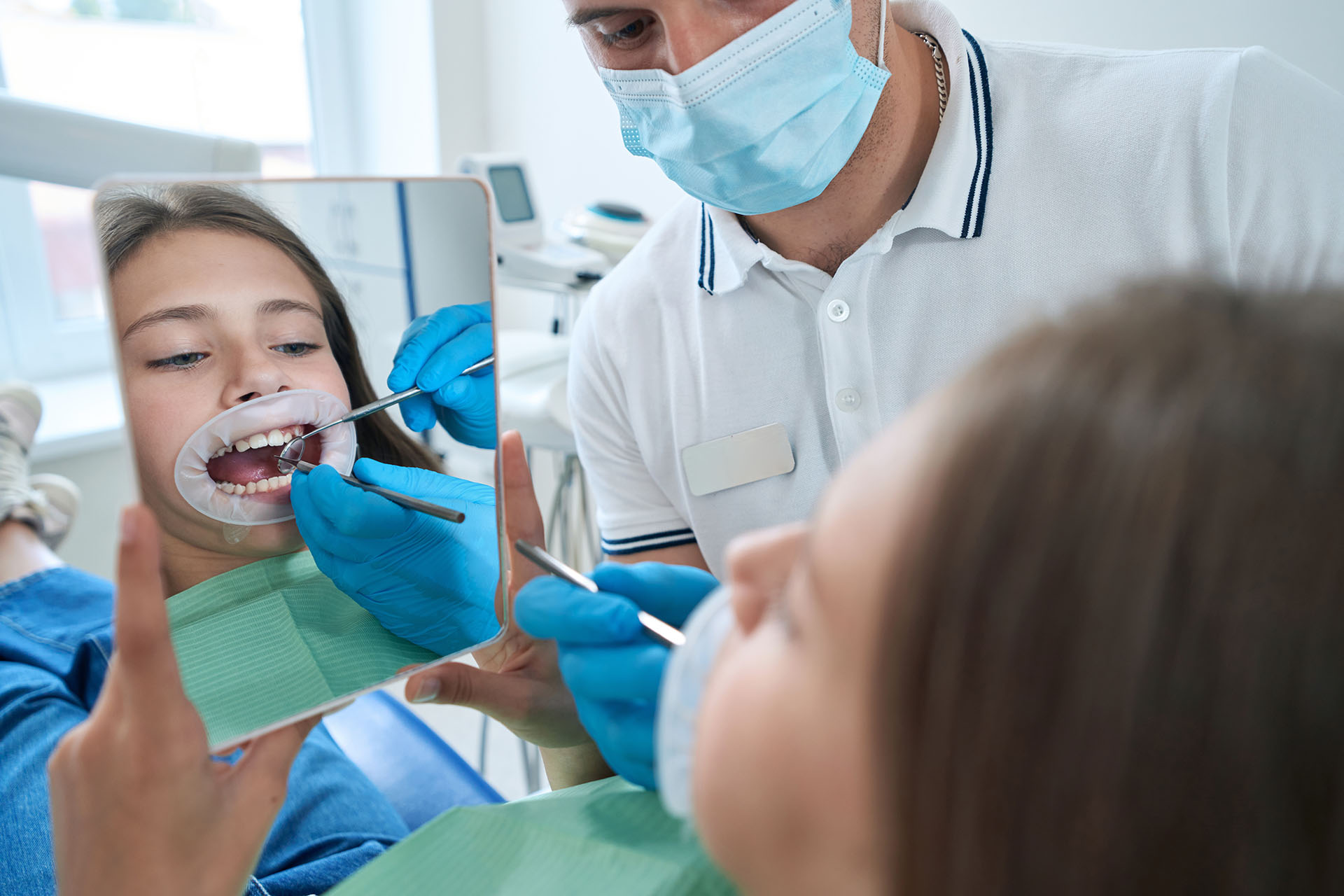 Clínica Dental Andrea Compte, tu Centro Odontológico especializado. Odontopediatría en Sant Jordi. Dentista pediátrico realizando un examen dental de un paciente.