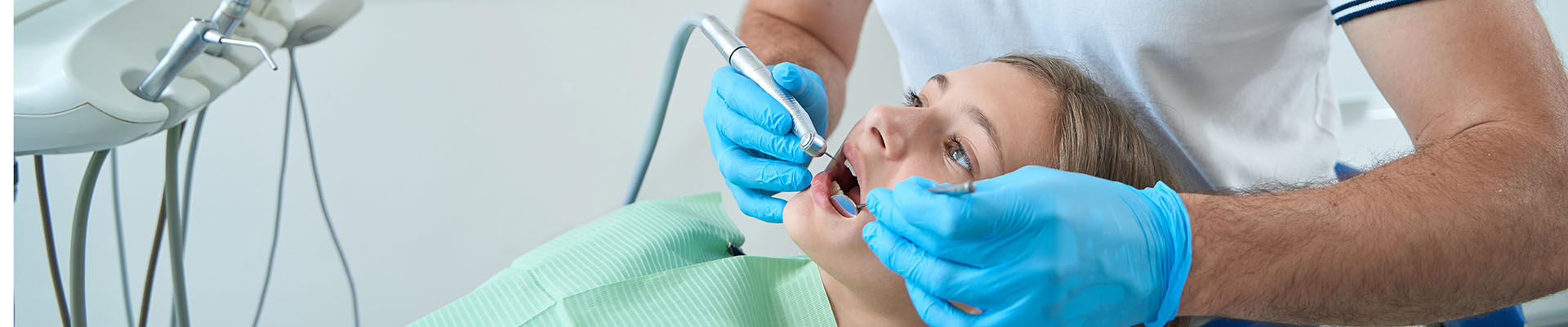 Clínica Dental Andrea Compte, tu Centro Odontológico especializado. Odontopediatría en Sant Jordi. Dentista pediátrico que trata caries en una adolescente.