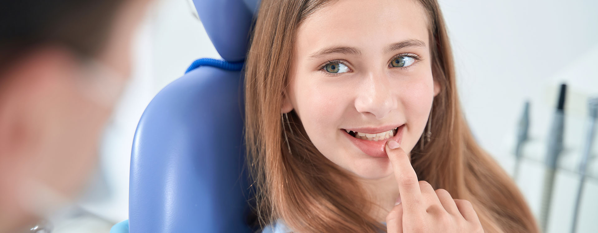 Clínica Dental Andrea Compte, tu Centro Odontológico especializado. Odontopediatría en Santa Magdalena. Paciente adolescente en la consulta del dentista pediátrico.