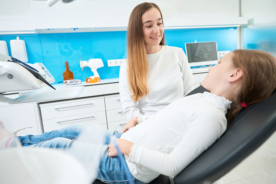 Clínica Dental Andrea Compte, tu Centro Odontológico especializado. Odontopediatría en Santa Magdalena. Dentista pediátrica recibe a una pequeña paciente en su consultorio.