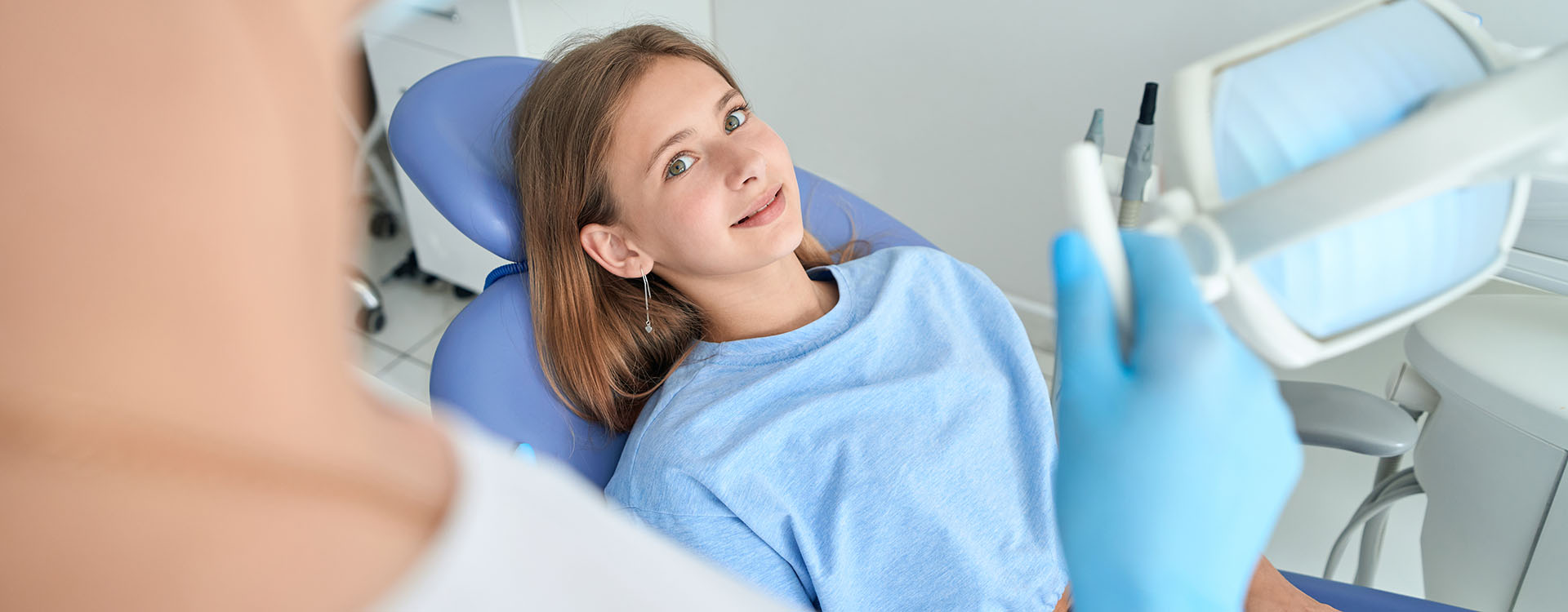 Clínica Dental Andrea Compte, tu Centro Odontológico especializado. Odontopediatría en Traiguera. Adolescente escuchando al dentista pediátrico durante la consulta.
